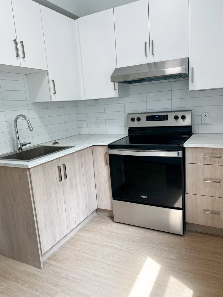 3769 Sainte Catherine image 1